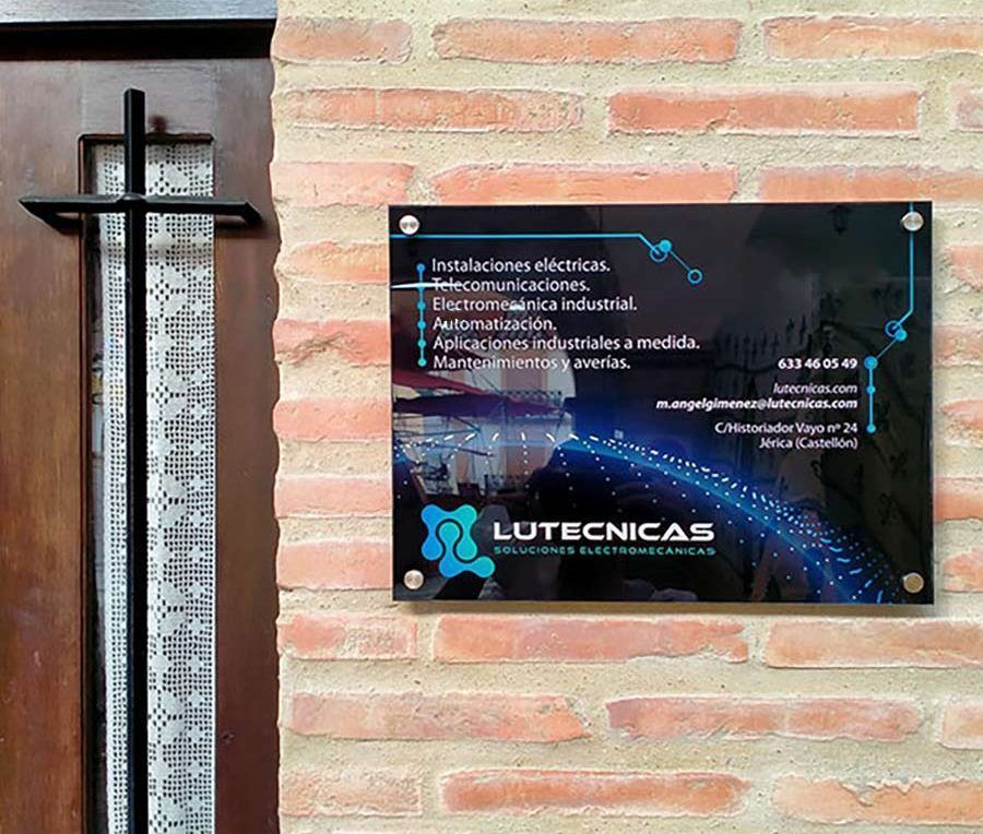 Progettazione, stampa e montaggio di Plexiglass per Orari